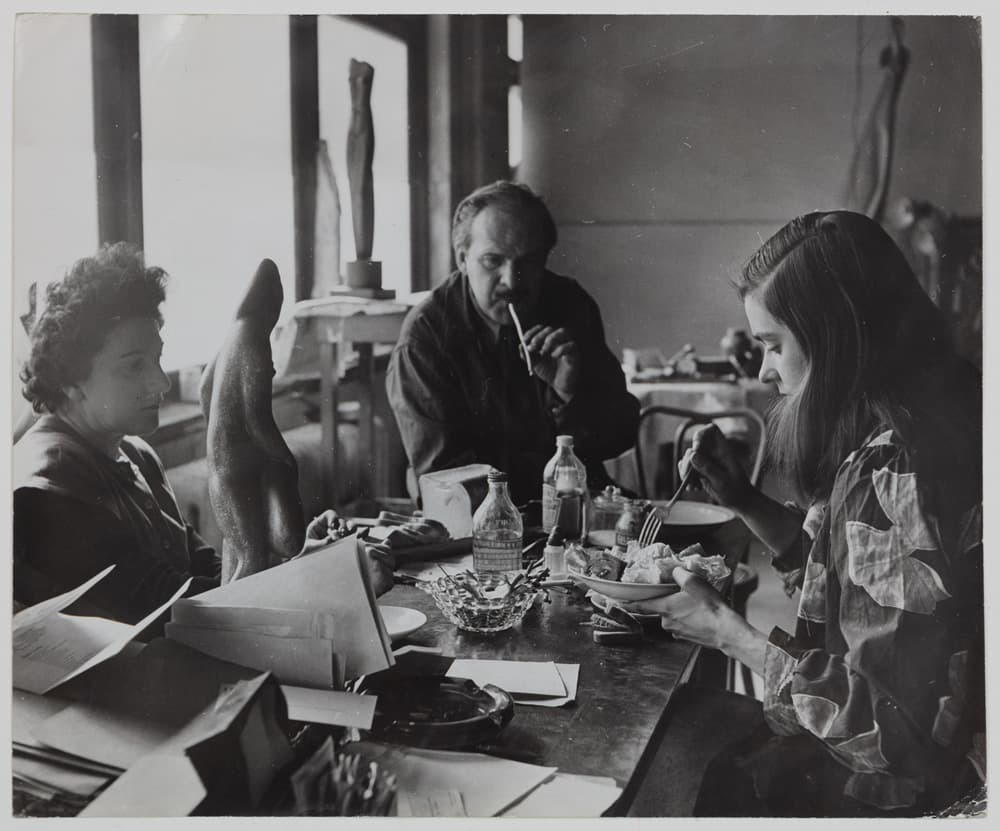 Оригінальна документальна фотографія. Олександр Архипенко з учнями за обідом у своїй студії в Нью-Йорку