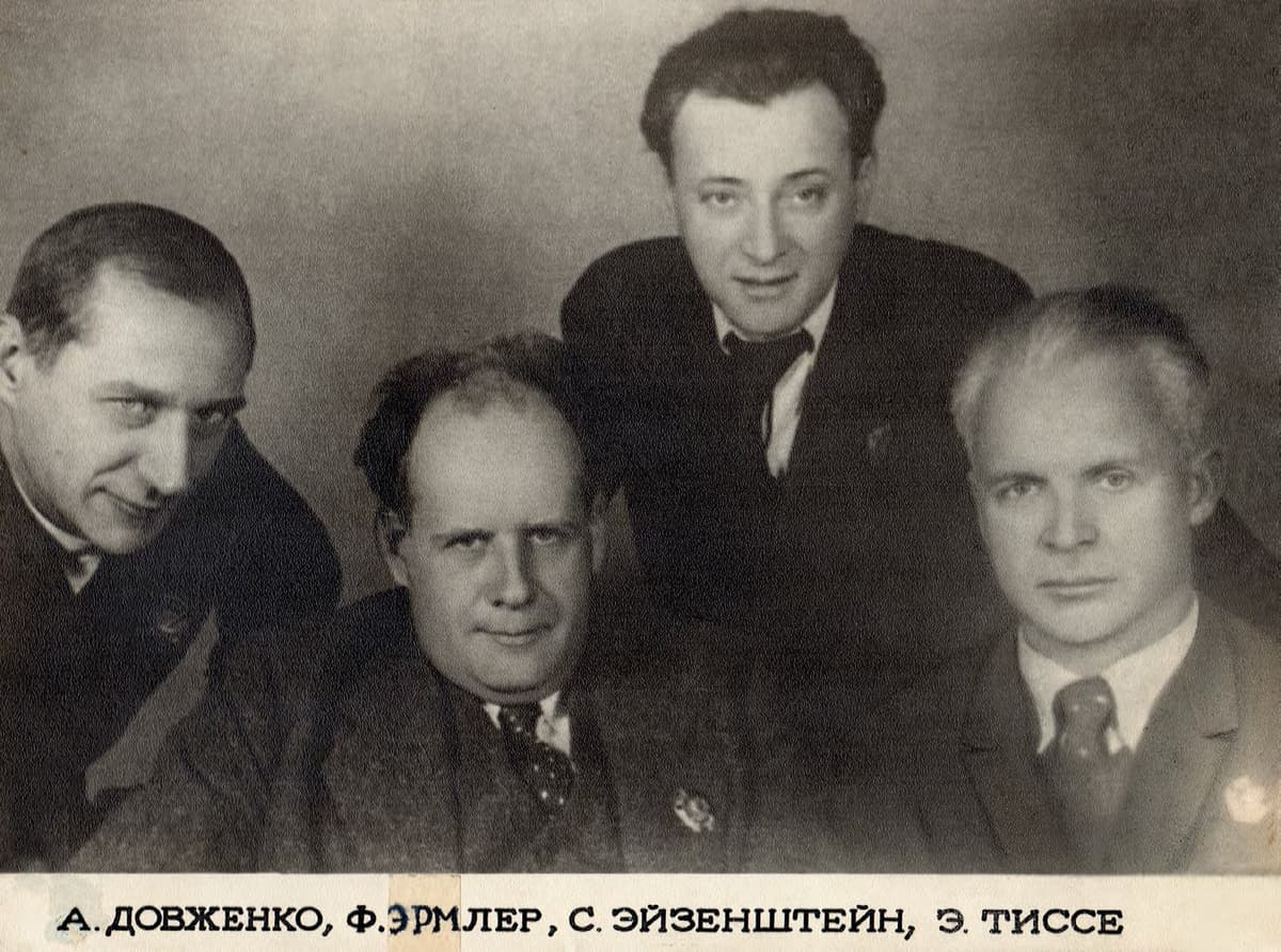 ГРУПОВА ПОРТРЕТНА ФОТОГРАФІЯ. [ФОТОГРАФ: ФАБИСОВИЧ Б. Д.] А. ДОВЖЕНКО, Ф. ЭРМЛЕР, С. ЭЙЗЕНШТЕЙН, Э. ТИССЕ