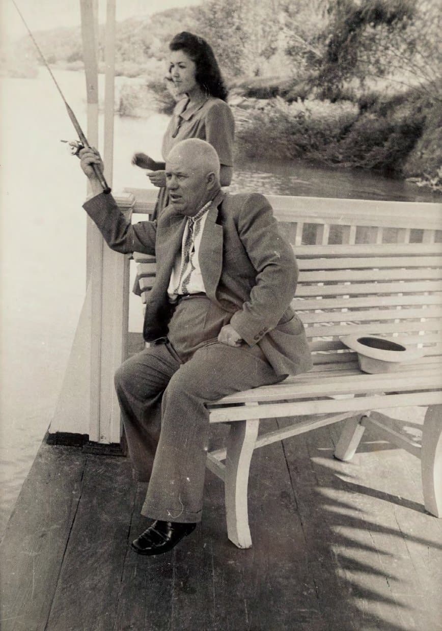 Документальна фотографія. Микита Хрущов на рибалці